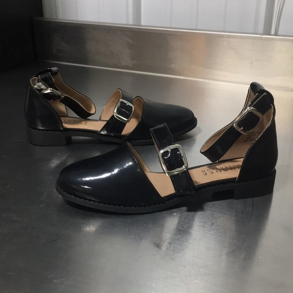 New WB Woman’s Journee Collection Black Patent Leather Flats